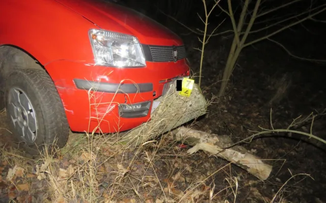 Se dvěma promile vyjel, ale nedojel. Řidič skončil v betonovém sloupku