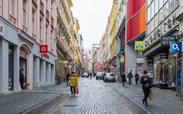 Centrum utápějící se v reklamách. Z Liberce by mohl začít mizet vizuální smog
