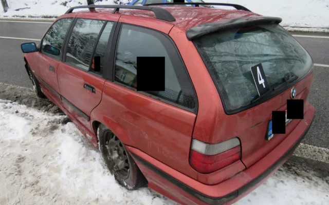 Dvě nehody na stejném místě. V jablonecké Podhorské ulici skončila auta mimo silnici