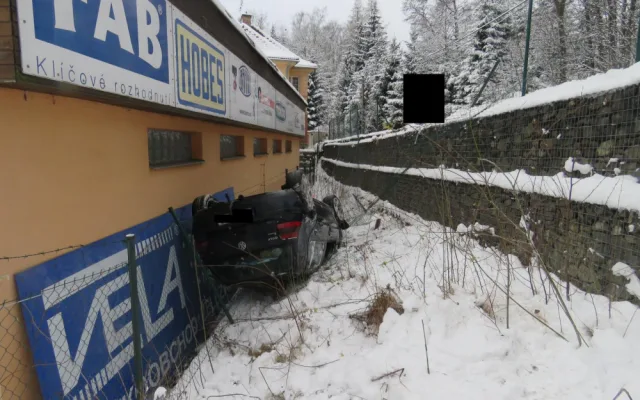 Dvě nehody na stejném místě. V jablonecké Podhorské ulici skončila auta mimo silnici