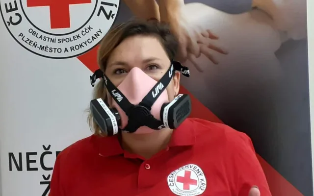 Špičkové nanomasky plzeňské firmy WPA dostal darem i Český červený kříž