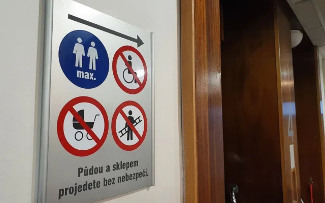 Paternoster mimo provoz. Dělníci v něm přes zákaz převáželi štafle. Teď nesveze nikoho