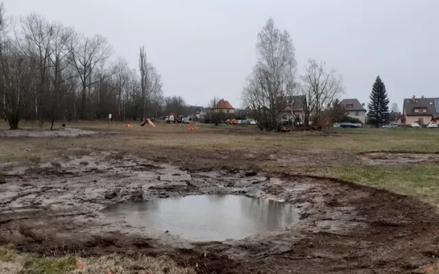 Tůně před Hokejkou. U největšího libereckého paneláku se budou rozmnožovat obojživelníci