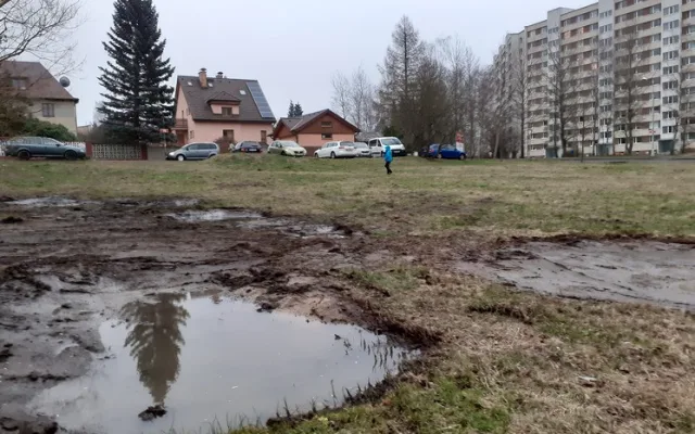 Tůně před Hokejkou. U největšího libereckého paneláku se budou rozmnožovat obojživelníci