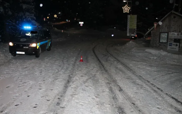 Řidič zapomněl dát blinkr a srazil se s předjíždějícím vozem. Škoda přesahuje 30 000