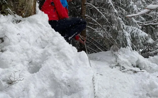 Horolezec spadl z ledu v nepřístupném terénu Velkého Štolpichu a zranil se. Pomohla Horská služba