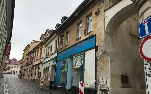 Středověké jímky na vodu i historický hrníček našli při rekonstrukci Jiráskova divadla