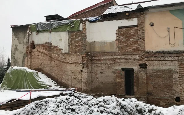 Středověké jímky na vodu i historický hrníček našli při rekonstrukci Jiráskova divadla