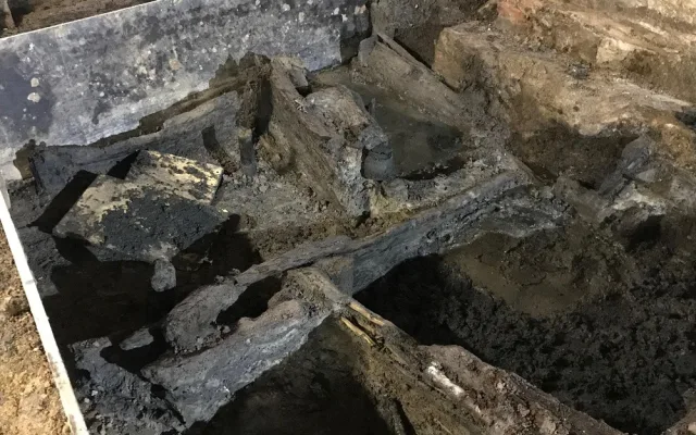 Středověké jímky na vodu i historický hrníček našli při rekonstrukci Jiráskova divadla