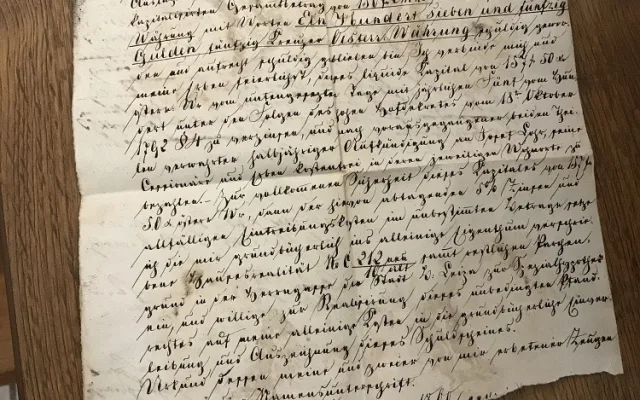 Středověké jímky na vodu i historický hrníček našli při rekonstrukci Jiráskova divadla