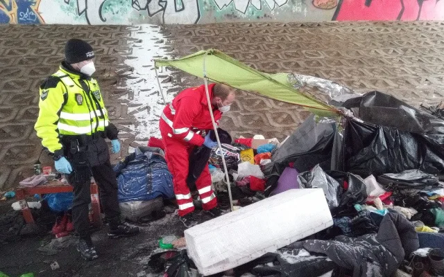 Přikrývky a oblečení pro potřebné. Červený kříž a strážníci pomáhají bezdomovcům přečkat zimu