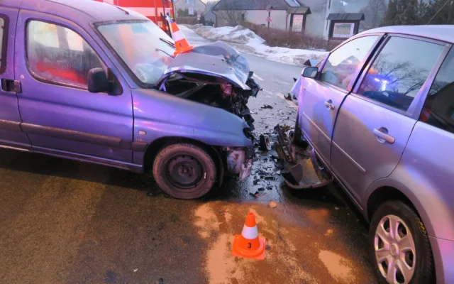Při odbočování nedal přednost, dva lidé skončili v nemocnici