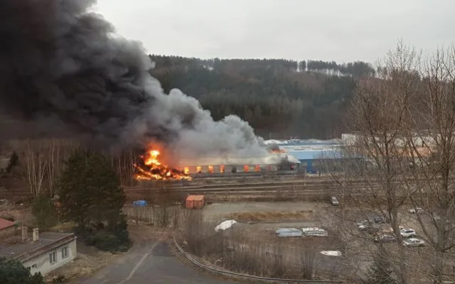 V Chrastavě hoří v průmyslovém areálu, vyhlášen je třetí stupeň požárního poplachu