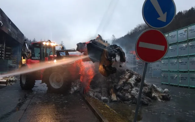 Dohašování požáru v Chrastavě trvalo celou noc. Škoda jde do 100 milionů korun