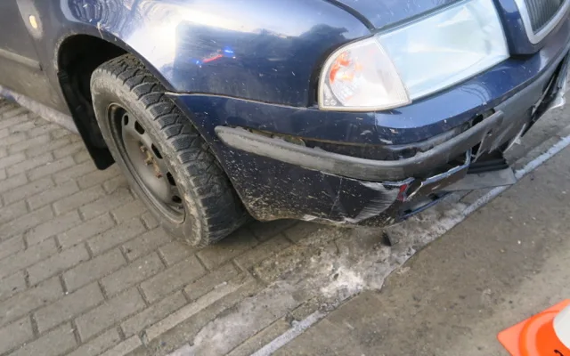 Dostal smyk a před pádem do řeky ho zachránilo zábradlí