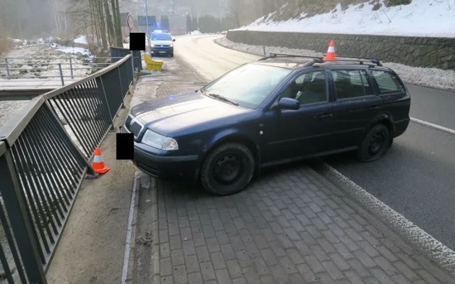 Dostal smyk a před pádem do řeky ho zachránilo zábradlí