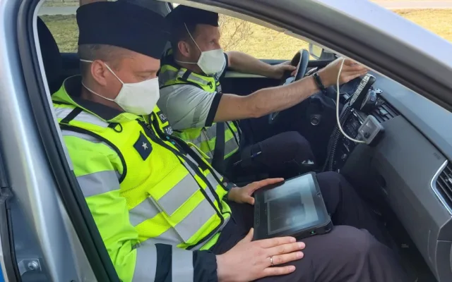 Na dálnici už jen s elektronickou známkou. Ty staré nezapomeňte odstranit, hrozí vám pokuta