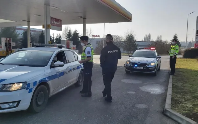 Na dálnici už jen s elektronickou známkou. Ty staré nezapomeňte odstranit, hrozí vám pokuta