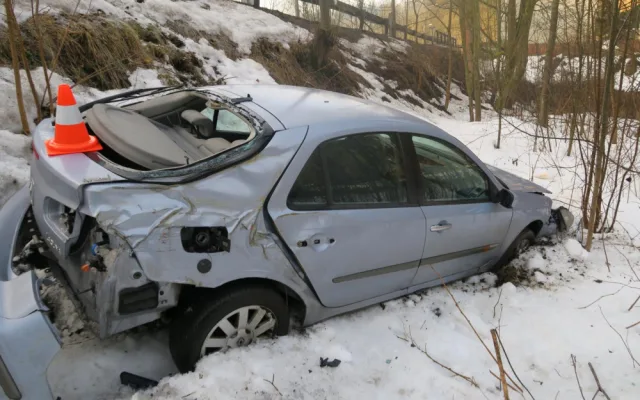 Řidič v Jablonci dostal na mokrém povrchu smyk, skončil ve srázu