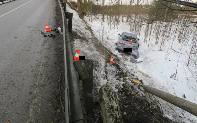 Řidič v Jablonci dostal na mokrém povrchu smyk, skončil ve srázu