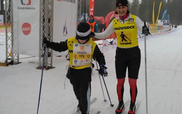 Třetina startovného na Virtuální ČEZ SkiTour vybaví díky Hervisu na zimu nevidomé účastníky
