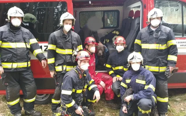 V průrvě skal uvízl pes. Ven mu pomohli až hasiči