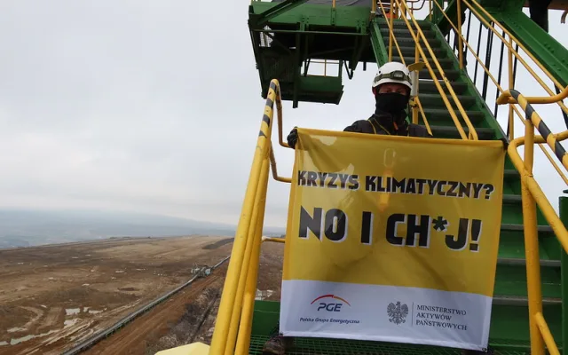 Aktivisté z Greenpeace zablokovali rypadlo v dole Turów. Krade vodu z českého území, vadí jim