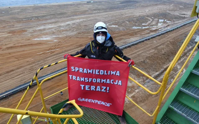 Aktivisté z Greenpeace zablokovali rypadlo v dole Turów. Krade vodu z českého území, vadí jim