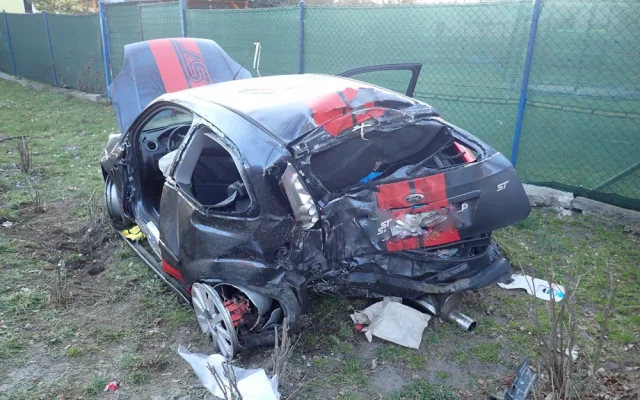 Auto narazilo v Doksech do stromu. Zranilo se pět osob