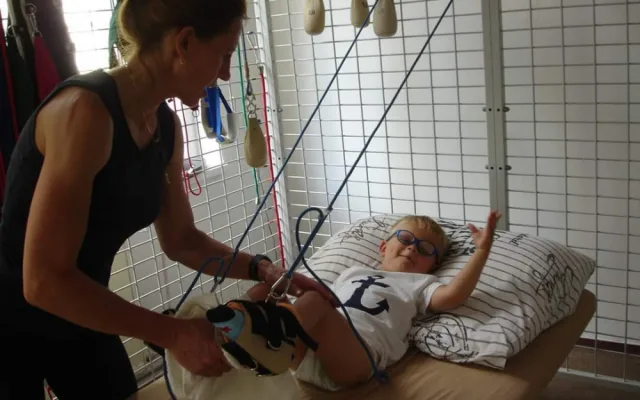 Měl z něj být ležák, vzpomíná maminka Adámka. Se synem bojují o soběstačnost