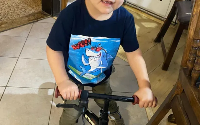 Měl z něj být ležák, vzpomíná maminka Adámka. Se synem bojují o soběstačnost