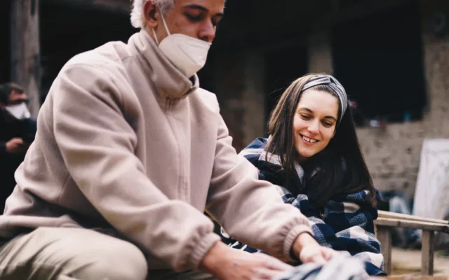 Mladí filmaři z FAMU natáčí snímek s Judit Bárdos. Kvůli koronaviru shání finance na dotočení