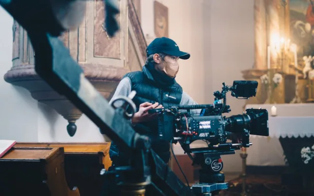 Mladí filmaři z FAMU natáčí snímek s Judit Bárdos. Kvůli koronaviru shání finance na dotočení