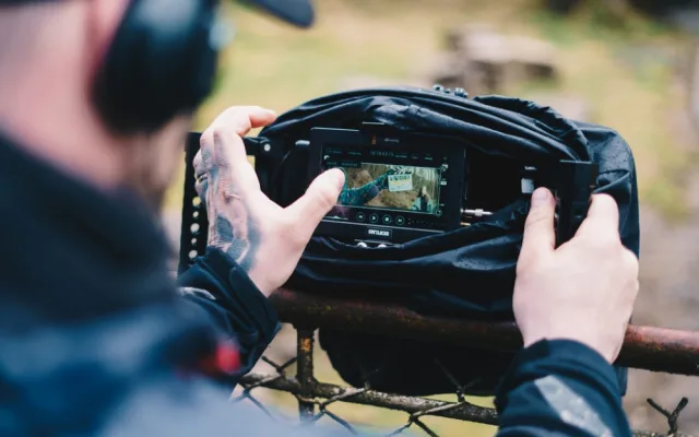 Mladí filmaři z FAMU natáčí snímek s Judit Bárdos. Kvůli koronaviru shání finance na dotočení