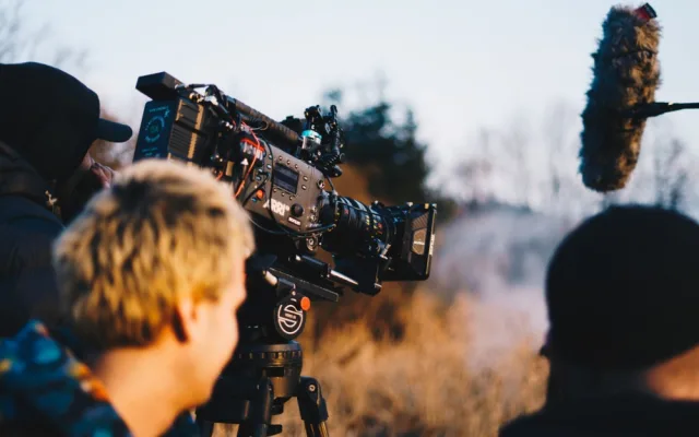 Mladí filmaři z FAMU natáčí snímek s Judit Bárdos. Kvůli koronaviru shání finance na dotočení