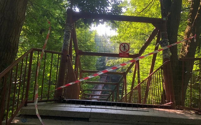 Lávku k vysokoškolským kolejím nechala univerzita strhnout. Nahradí ji nová