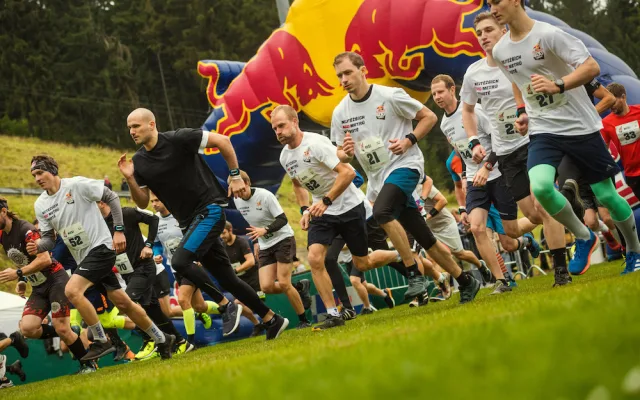 Pokořit strmý kopec se rozhodli i olympionici. Red Bull 400 přivítal Choupenitche i beachvolejbalové duo