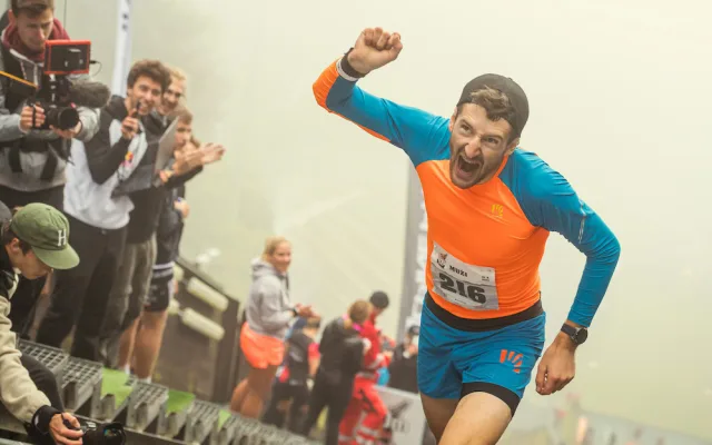 Pokořit strmý kopec se rozhodli i olympionici. Red Bull 400 přivítal Choupenitche i beachvolejbalové duo