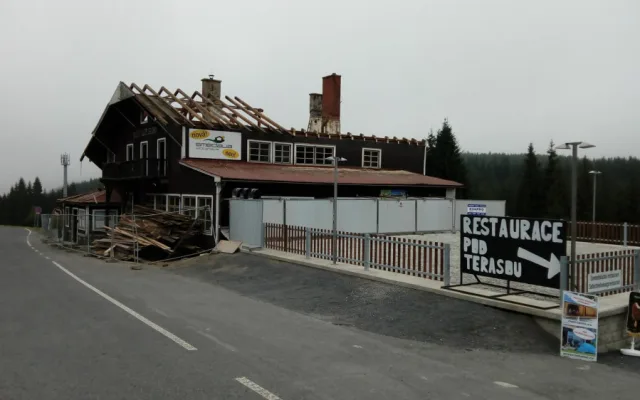 Bourání chaty na Smědavě. Na jejím místě vyroste wellness hotel