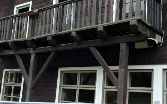 Bourání chaty na Smědavě. Na jejím místě vyroste wellness hotel
