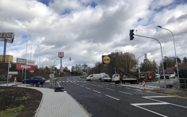 Končí uzavírka Letné, silnice se otevře v pátek. U Lidlu jsou nové semafory