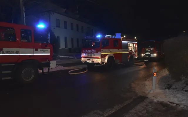 Po požáru roubenky je škoda za sedmnáct milionů. V noci hořelo na několika místech v kraji