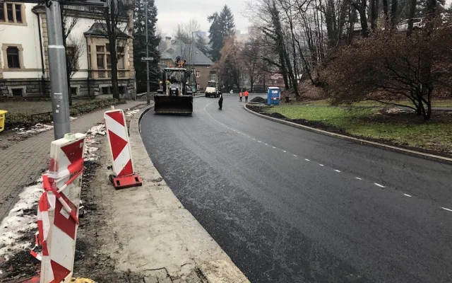 Rekonstrukce Jablonecké se prodlužuje. Řeší se, kdo za to může