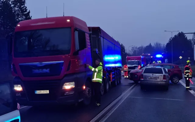 Komplikace v Turnově. Na průtahu města se staly dvě nehody současně