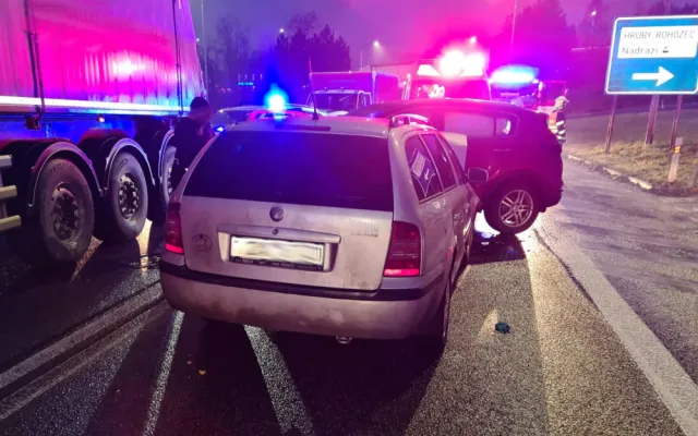 Komplikace v Turnově. Na průtahu města se staly dvě nehody současně