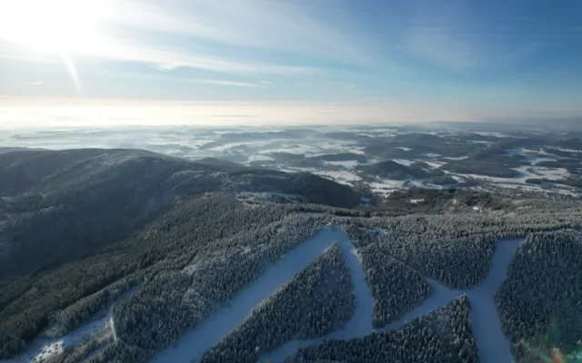 Ještěd Ski Opening proběhne již tento víkend. Celodenní ježdění včetně večerka bude stát 590 korun