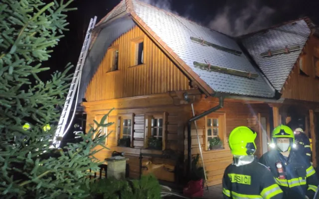 Vánoční zásahy hasičů: Dopravní nehody i požáry aut a chalup