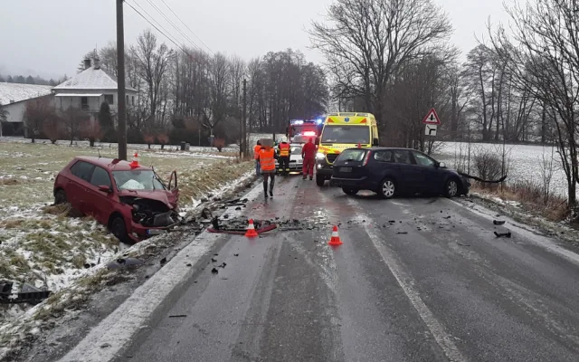 Vánoční zásahy hasičů: Dopravní nehody i požáry aut a chalup