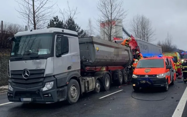 Na silnici 35 u Chrastavy se srazily dva kamiony. Silnice na Liberec je uzavřená