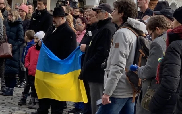 Jsme s vámi! U radnice se na podporu Ukrajiny sešly stovky lidí